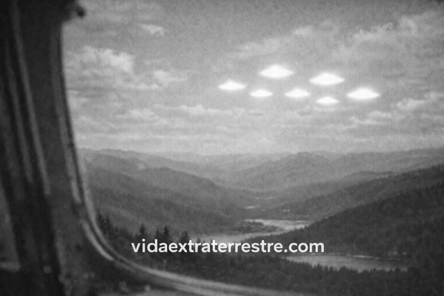avistamiento de kenneth arnold, imagen a blanco y negro creada por vidaextraterrestre.com
